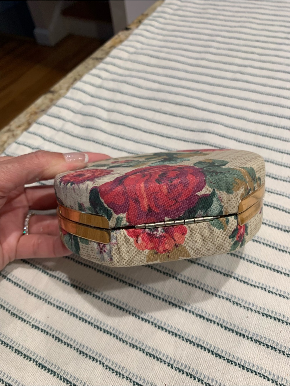 Vintage Floral Round Jewelry Box with Gold design - Picture 2 of 6